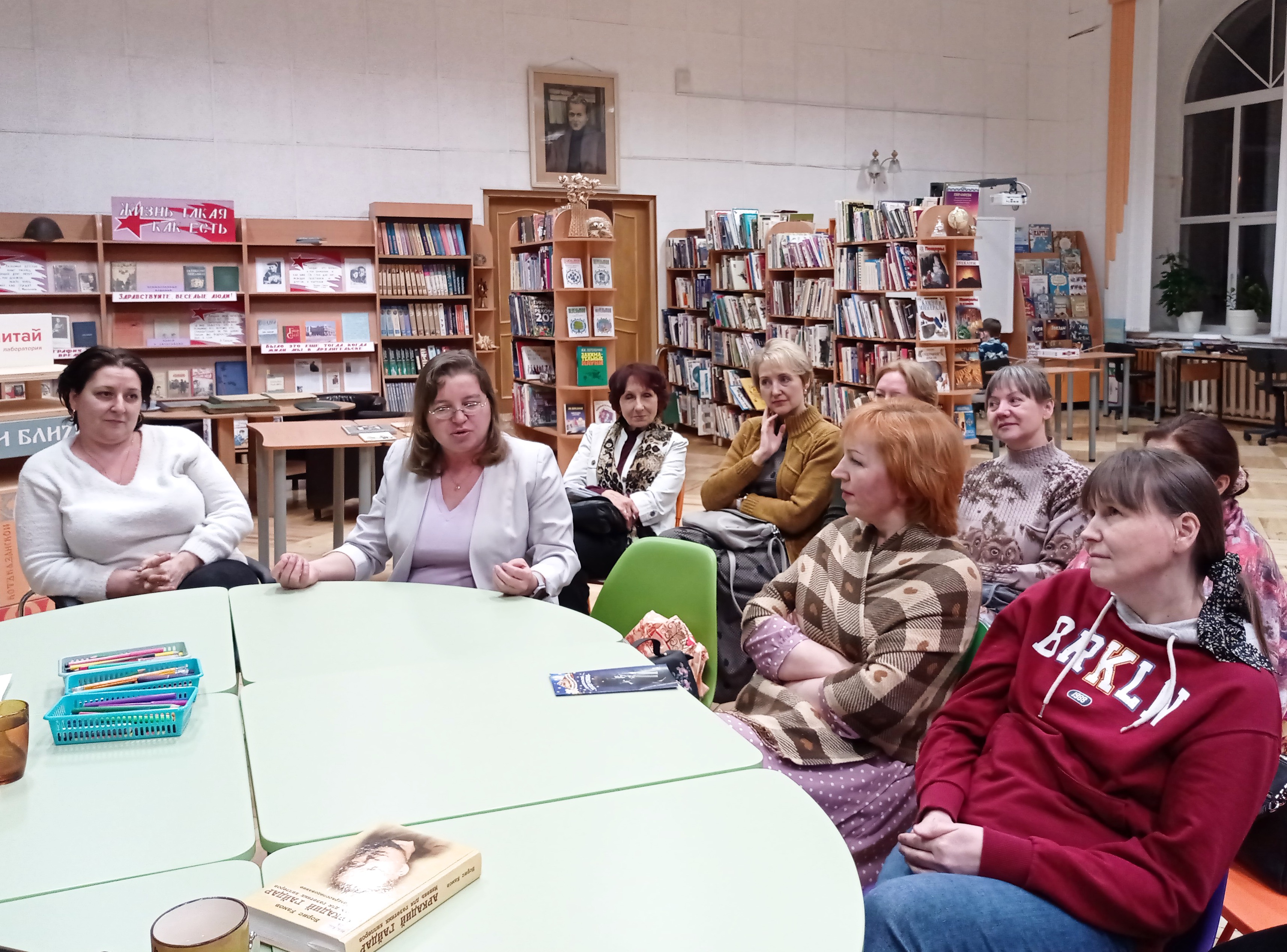 книги для детей. чтение книг. девушка с книгой. чтение книг. читаем интересные события.